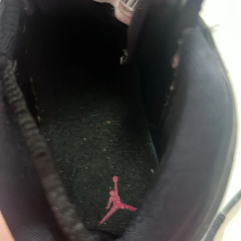 AirJordan 11 Retro low td Black Sneakers with pink and‎ White Soles kids size 8C